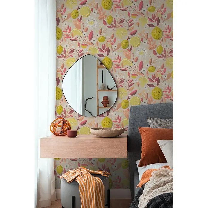 A.S. Création Pintwalls 3 Vliestapete Zitronen - Gelb-Koralle, Floral, 10,05 x 0,53 m - Zitronen- und Blumenmuster-Tapete an einer Wand hinter Spiegel und Nachttisch.
