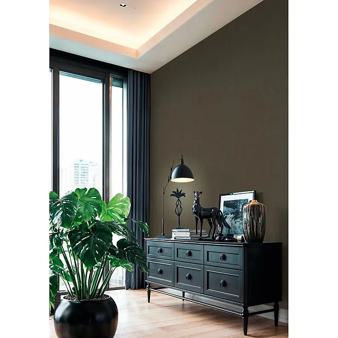 A.S. Création Cuba 2 Vliestapete Uni - Braun-Grau, Uni, 10,05 x 0,53 m - Schwarze Konsole mit mehreren Schubladen und Ziergriffen, dekoriert in einem modernen Raum.