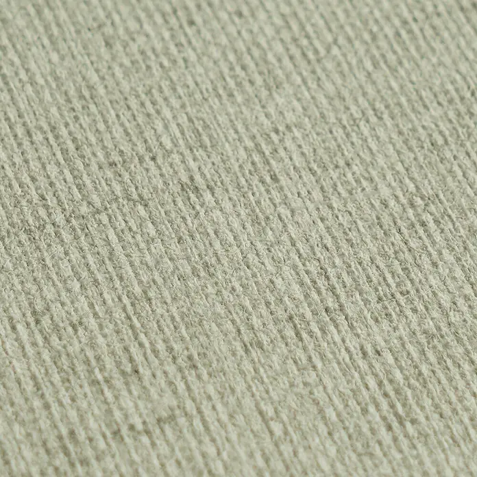 A.S. Création Metropolitan Stories Vibes & Styles Vliestapete Textil - Grün, Uni, 10,05 x 0,53 m - Nahaufnahme von hellgrau-grünem geripptem Stoffmuster.