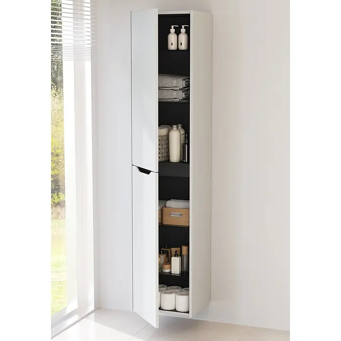 VitrA Integra Square Hochschrank - B x T x H: 40 x 37 x 180 cm, Hellgrau, Inklusive 4 Glaseinlegeböden, DIN Anschlag: Rechts - Weißer Bad-Hochschrank mit schwarzer Innenausstattung, Türen leicht geöffnet, zeigt organisierte Aufbewahrung für Toilettenartikel und Handtücher.