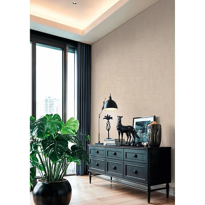 A.S. Création Cuba 2 Vliestapete Uni - Beige-Rosa, Uni, 10,05 x 0,53 m - Beige Wandverkleidung mit Leinenstruktur in einem modernen Wohnraum.