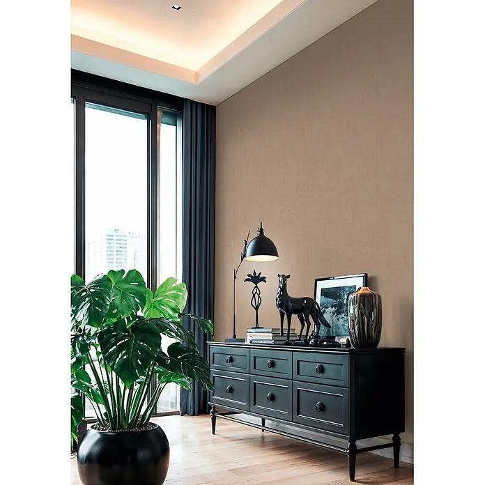 A.S. Création Cuba 2 Vliestapete Uni - Braun-Beige, Uni, 10,05 x 0,53 m - Schwarze Holzkommode mit mehreren Schubladen und runden Knöpfen, in einem modernen Wohnraum unter einem Fenster.