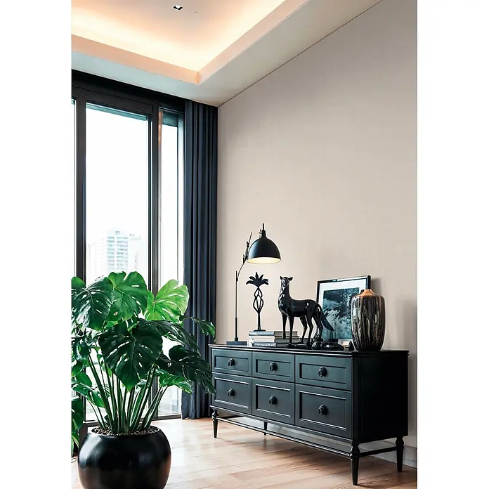 A.S. Création Cuba 2 Vliestapete Uni - Beige, Uni, 10,05 x 0,53 m - Hellbeige, dezent strukturierte Tapete an einer Wand in einem modernen Wohnzimmer.