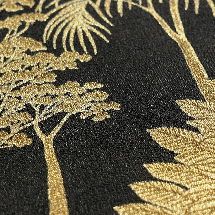 A.S. Création Cuba 2 Vliestapete Wald - Schwarz-Gold, Floral, 10,05 x 0,53 m - Schwarzer Stoff mit goldener, strukturierter Stickerei, die Bäume und Blattmuster darstellt.