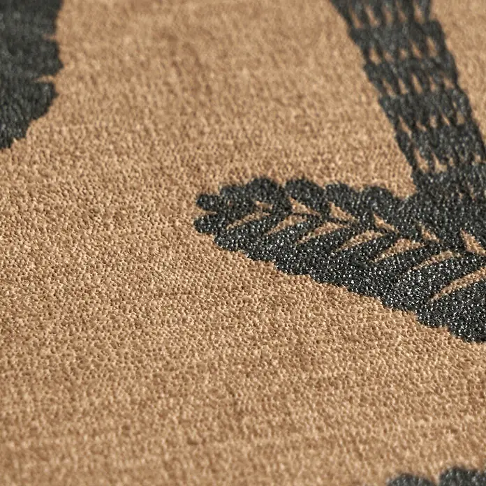 A.S. Création Cuba 2 Vliestapete Palmen II - Orange-Schwarz, Floral, 10,05 x 0,53 m - Nahaufnahme einer beigen strukturierten Fußmatte mit schwarzem Muster, ideal zum Schmutzabstreifen.