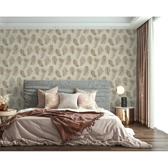 A.S. Création Pintwalls 3 Vliestapete Federn - Beige-Braun, Sonstiges, 10,05 x 0,53 m - Helle Tapete mit einem aufwendigen Federmuster in Braun- und Beigetönen an einer Schlafzimmerwand hinter einem Bett.