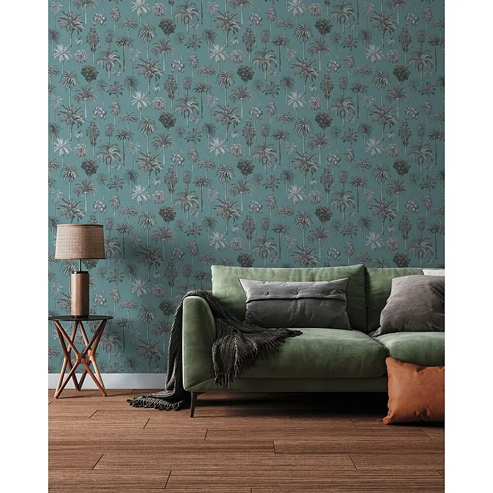 A.S. Création Pintwalls 3 Vliestapete Palmen - Blau-Grau, Floral, 10,05 x 0,53 m - Tapete mit grauen Palmenmustern auf einem tealfarbenen Hintergrund in einem Wohnzimmer.
