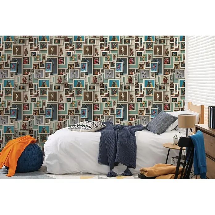 A.S. Création Pintwalls 3 Vliestapete Galerie - Beige-Braun, Sonstiges, 10,05 x 0,53 m - Bunte Tapete mit Tiermotiven und gerahmten Porträts an einer Schlafzimmerwand.