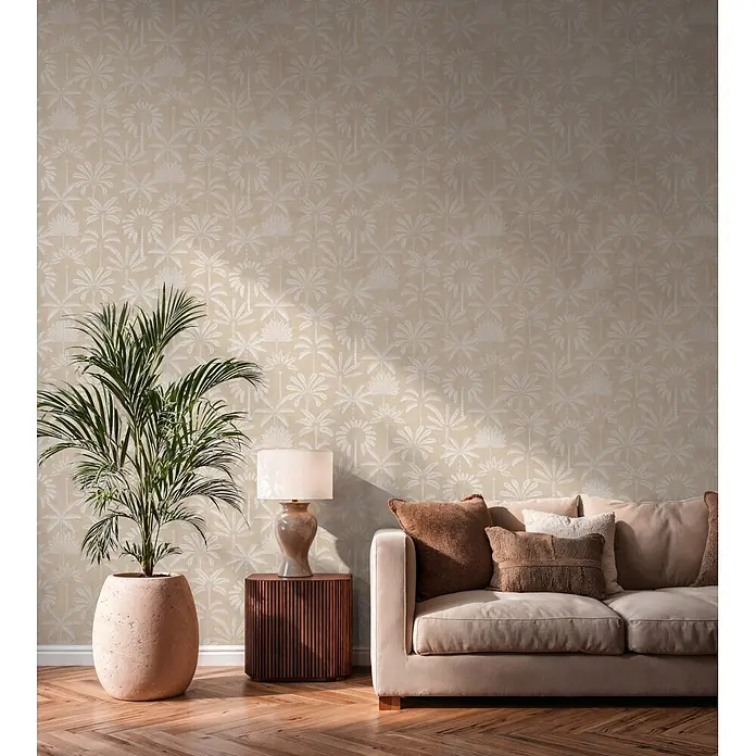 A.S. Création Cuba 2 Vliestapete Palmen II - Beige-Creme, Floral, 10,05 x 0,53 m - Beigefarbene Tapete mit zartem weißem Palmblattmuster an einer Wohnzimmerwand, die eine natürliche Note verleiht.