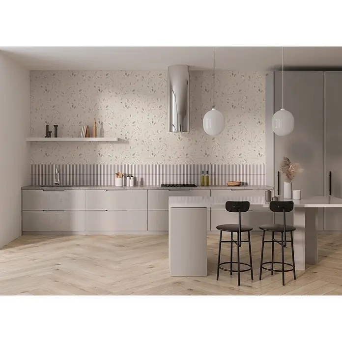 A.S. Création Pintwalls 3 Vliestapete Gräser - Weiß-Braun, Floral, 10,05 x 0,53 m - Florale Tapete mit zarten grünen und rosa botanischen Mustern, die eine moderne Küchenwand über einem gefliesten Spritzschutz verziert.