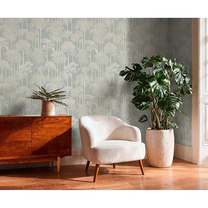 A.S. Création Cuba 2 Vliestapete Wald - Creme-Grün, Floral, 10,05 x 0,53 m - Hellblau-grüne Tapete mit weißen und beigen Tropenbaummustern in einem Wohnraum.