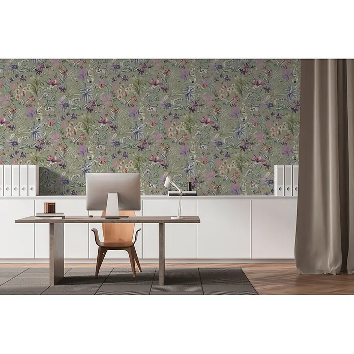 A.S. Création Pintwalls 3 Vliestapete Blüten - Grün-Lila, Floral, 10,05 x 0,53 m - Olivgrüne Tapete mit lebhaftem rosa, lila und grünem Blumenmuster in einem Heimbüro. Hinter einem Schreibtisch mit Computer.