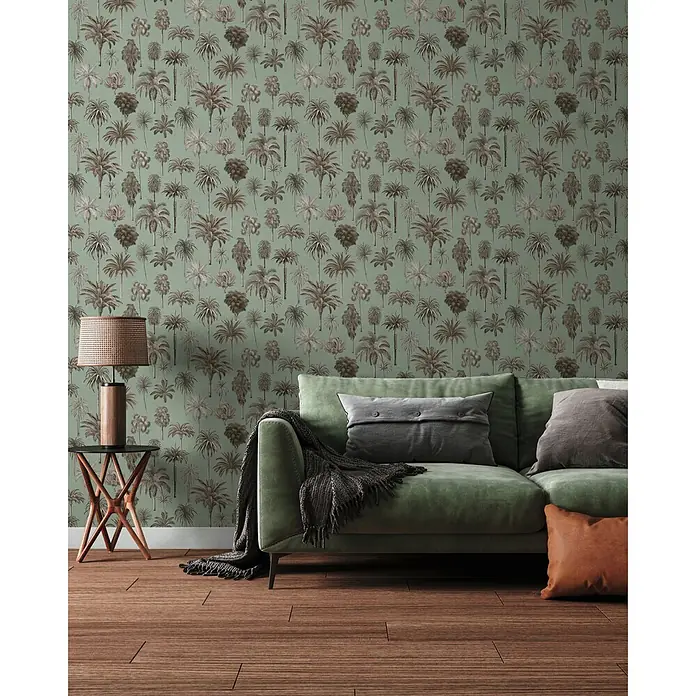 A.S. Création Pintwalls 3 Vliestapete Palmen - Braun-Grau, Floral, 10,05 x 0,53 m - Grüne Tapete mit wiederkehrendem Muster brauner Palmen in einem Wohnzimmer mit grünem Sofa.