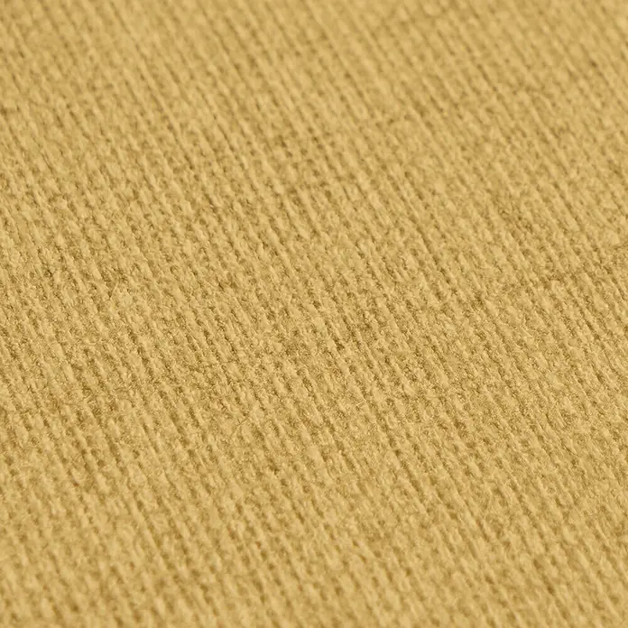 A.S. Création Metropolitan Stories Vibes & Styles Vliestapete Textil - Gelb, Uni, 10,05 x 0,53 m - Nahaufnahme eines goldgelben gerippten Strickstoffs mit weicher, flauschiger Textur.