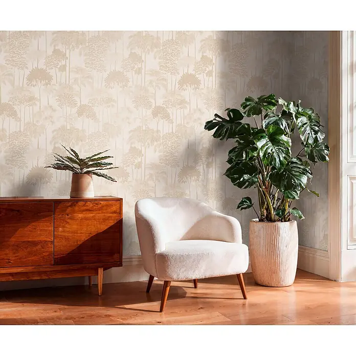 A.S. Création Cuba 2 Vliestapete Wald - Beige-Creme, Floral, 10,05 x 0,53 m - Beigefarbene Tapete mit hellem Baum- und Blättermuster bedeckt eine Wand in einem stilvollen Raum.