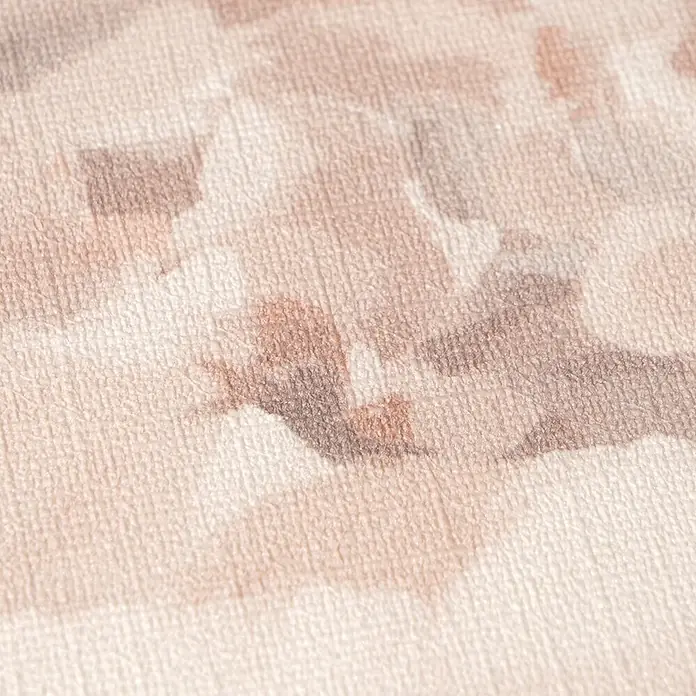 A.S. Création Pintwalls 3 Vliestapete Blüte - Creme-Orange, Floral, 10,05 x 0,53 m - Nahaufnahme eines strukturierten Stoffes mit beigem und braunem Camouflage-Muster.