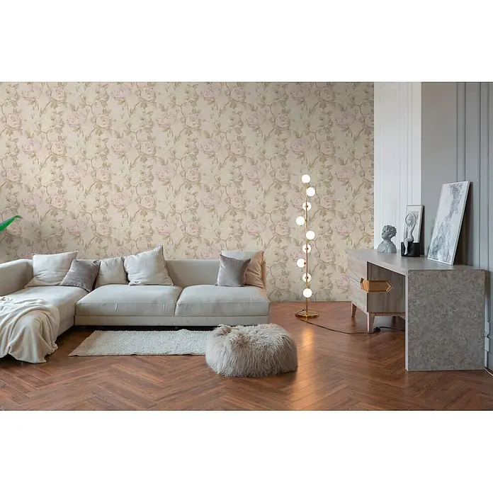 A.S. Création Pintwalls 3 Vliestapete Blüte - Creme-Grün, Floral, 10,05 x 0,53 m - Blumen-Tapete mit hellrosa Rosen und grünen Blättern auf beigem Grund an einer Wohnzimmerwand.