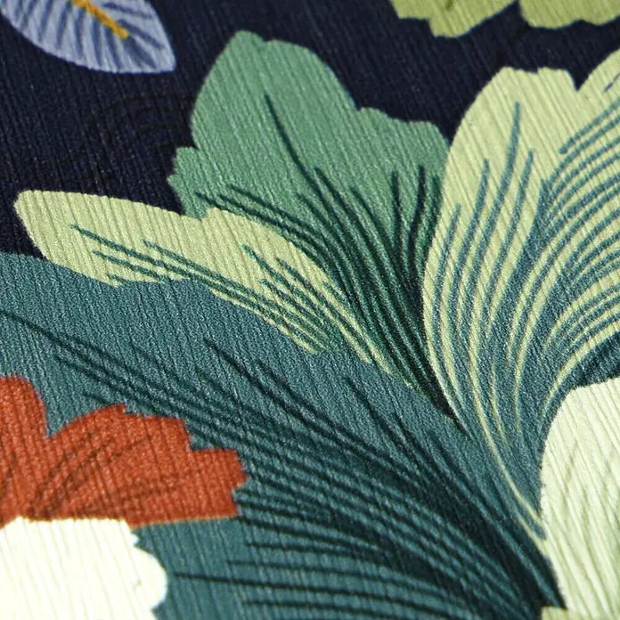 A.S. Création Pintwalls 3 Vliestapete Botanik - Blau-Grün, Floral, 10,05 x 0,53 m - Nahaufnahme eines strukturierten Stoffes mit großen grünen, hellgrünen, roten und blauen botanischen Mustern auf dunkelblauem Grund.