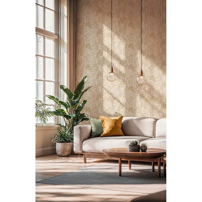 A.S. Création Cuba 2 Vliestapete Blätter - Beige-Creme, Floral, 10,05 x 0,53 m - Sonnenhelles Wohnzimmer mit beiger Tropenblatt-Tapete, hellem Sofa, Holztisch und Pflanzen.