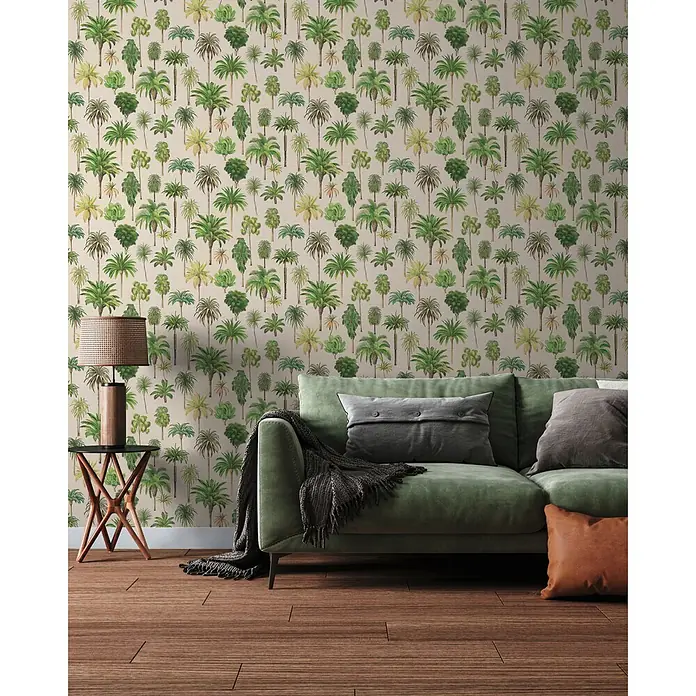 A.S. Création Pintwalls 3 Vliestapete Palmen - Beige-Grün, Floral, 10,05 x 0,53 m - Tapete mit tropischem Palmen- und Pflanzenmuster an einer Wand hinter einem grünen Sofa und einer Lampe.