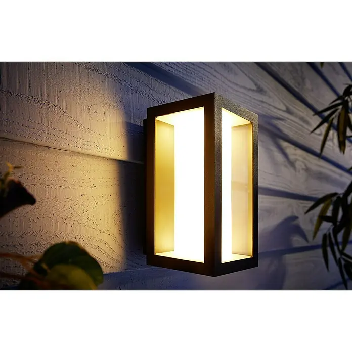 Philips Hue LED-Außenwandleuchte Impress - 8 W, 14,1 x 12 x 24 cm, Schwarz, IP44 - Außenwandleuchte mit modernem, rechteckigem Design, die warmes Licht spendet und eine gemütliche Atmosphäre im Außenbereich schafft.
