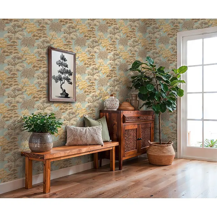 A.S. Création Cuba 2 Vliestapete Natur - Blau-Beige, Floral, 10,05 x 0,53 m - Tapete mit stilisierten Bäumen in Braun und Gold auf hellblauem Grund, in einer Raumeinstellung verwendet.