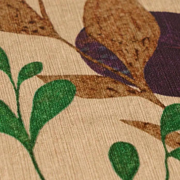 A.S. Création Pintwalls 3 Vliestapete Blätter I - Braun-Lila, Uni, 10,05 x 0,53 m - Beigefarbener gerippter Stoff mit grünen Blättern und braun-violettem Blumenmuster.