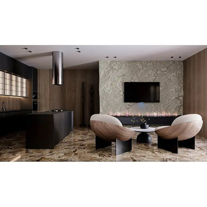 Feinsteinzeugfliese Onyx Freedom - 60 x 60 cm, Grey, Glänzend - Modernes Wohnzimmer mit zwei skulpturalen Sesseln aus Holz und hellem Stoff, Steinkamin und dunkler Küche.