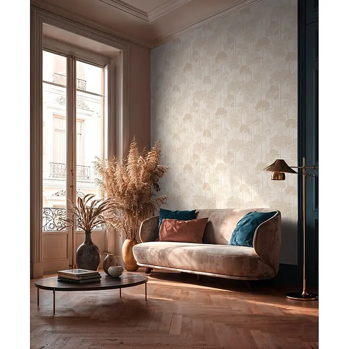 A.S. Création Cuba 2 Vliestapete Wald - Beige-Creme, Floral, 10,05 x 0,53 m - Hellbeige Tapete mit dezentem, sich wiederholendem Baummuster an einer Wohnzimmerwand.