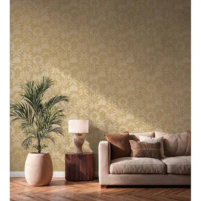 A.S. Création Cuba 2 Vliestapete Palmen II - Braun-Creme, Floral, 10,05 x 0,53 m - Goldgelbe Tapete mit wiederholtem weißem Palmenmuster an einer Wohnzimmerwand.