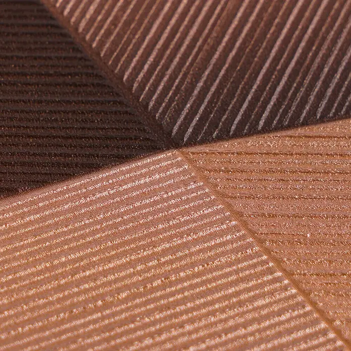 A.S. Création Metropolitan Stories Vibes & Styles Vliestapete Grafik I - Braun-Metallic, Uni, 10,05 x 0,53 m - Strukturierter Stoff in dreieckigen Abschnitten aus Braun, Dunkelbraun und schimmerndem Beige mit gerillten Mustern.