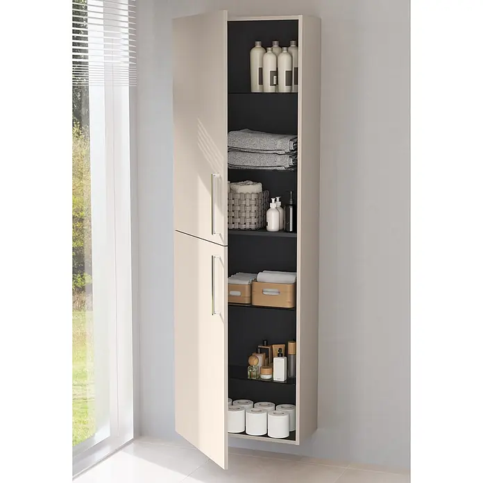 VitrA Hochschrank Root Flat - B x T x H: 57 x 27 x 180 cm, Sahara Beige - Hoher beiger Badschrank mit dunklen Regalen, der Toilettenartikel und Handtücher neben einem Fenster aufbewahrt.