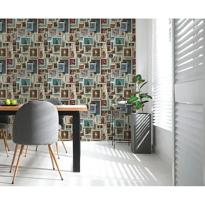A.S. Création Pintwalls 3 Vliestapete Galerie - Beige-Braun, Sonstiges, 10,05 x 0,53 m - Tierporträt-Tapete in einem modernen Esszimmer mit Holztisch und grauen Stühlen.