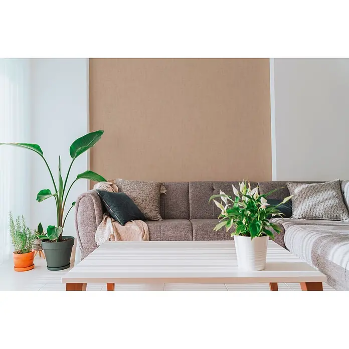 A.S. Création Cuba 2 Vliestapete Uni - Braun-Beige, Uni, 10,05 x 0,53 m - Strukturierte beigefarbene Tapete an einer Wohnzimmerwand hinter einem Sofa.