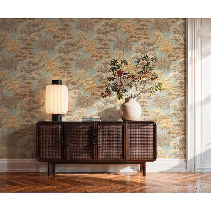 A.S. Création Cuba 2 Vliestapete Natur - Blau-Beige, Floral, 10,05 x 0,53 m - Dunkles Sideboard aus Holz und Rattan, als Konsolentisch mit Lampe und Deko.