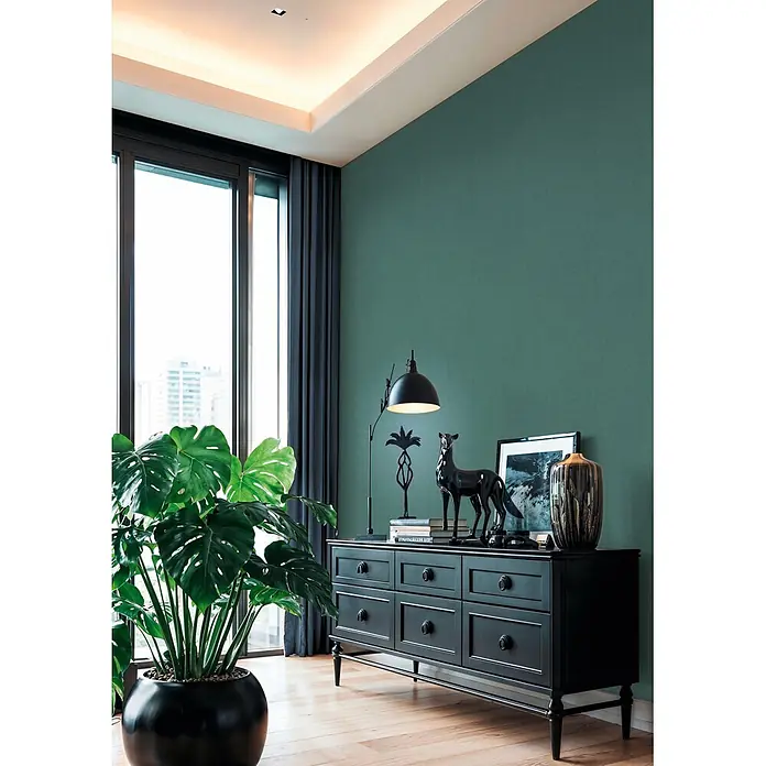 A.S. Création Cuba 2 Vliestapete Uni - Grün-Blau, Uni, 10,05 x 0,53 m - Strukturierte dunkelgrüne Wandverkleidung in einem modernen Wohnzimmer. Schafft eine ruhige, raffinierte Atmosphäre.