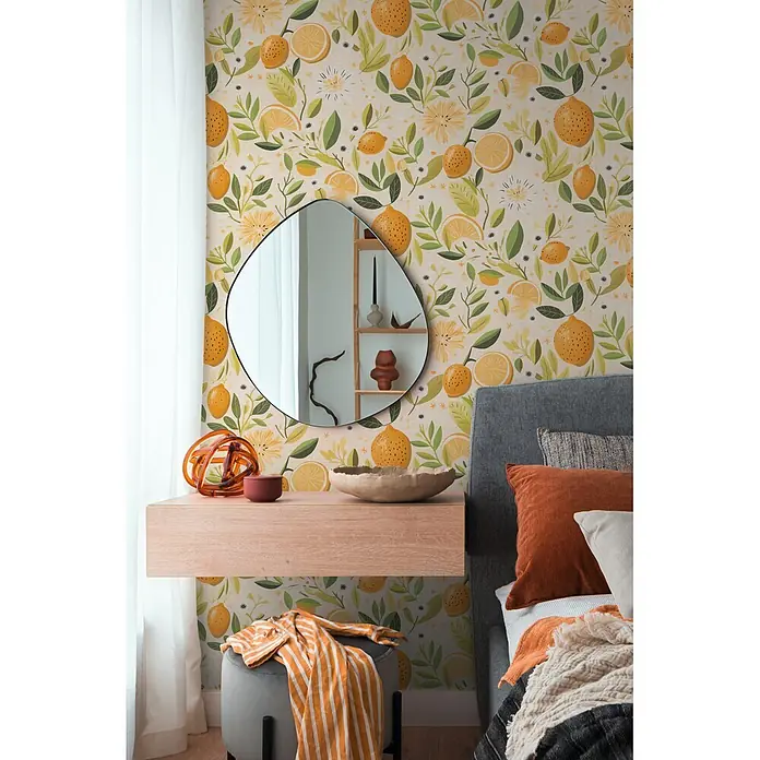 A.S. Création Pintwalls 3 Vliestapete Zitronen - Creme-Gelb, Floral, 10,05 x 0,53 m - Zitronen- und Blumenmustertapete an einer Schlafzimmerwand, die dem Raum eine frische, lebendige Note verleiht.