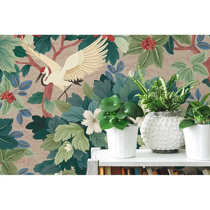 A.S. Création Pintwalls 3 Vliestapete Botanik - Beige-Grün, Floral, 10,05 x 0,53 m - Botanische Tapete mit Kranich und grünen Blättern, bildet eine lebendige natürliche Kulisse für Zimmerpflanzen auf einem weißen Regal.