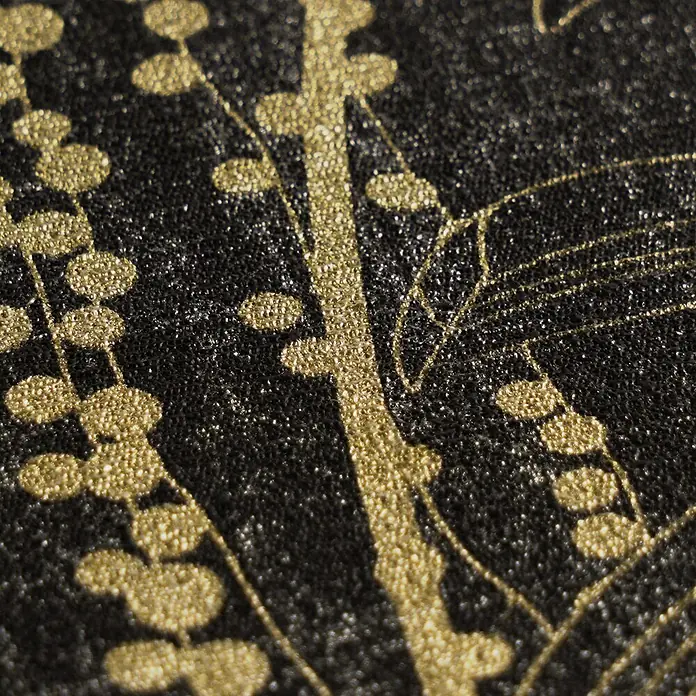 A.S. Création Cuba 2 Vliestapete Blätter - Schwarz-Gold, Floral, 10,05 x 0,53 m - Nahaufnahme von schwarzer Tapete mit glitzerndem goldenem botanischem Muster aus Stängeln und Beeren.