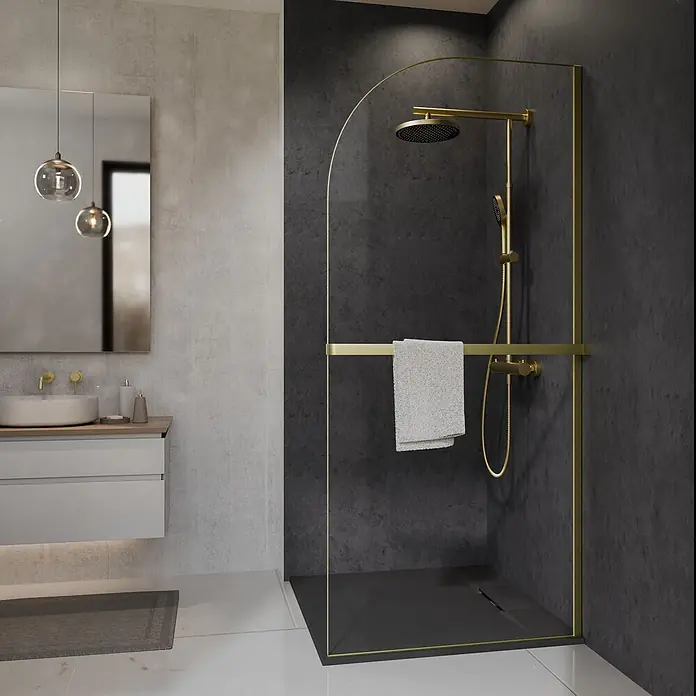 SCHÖNER WOHNEN-Kollektion Duschwand Walk In Yuna mit Bogen Dusche Mattgold Klar hell - Mattgold - Moderne begehbare Dusche mit goldgerahmter Klarglaswand, Goldarmaturen und integriertem Handtuchhalter in einem zeitgenössischen Bad.