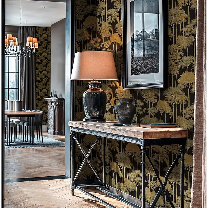 A.S. Création Cuba 2 Vliestapete Wald - Schwarz-Gold, Floral, 10,05 x 0,53 m - Konsolentisch mit rustikaler Holzplatte und industriellem Metallrahmen, verziert mit Lampe und Vase, in einem stilvollen Flur.