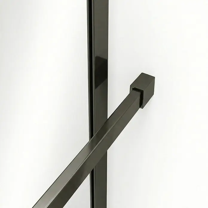 SCHÖNER WOHNEN-Kollektion Duschwand Walk In Yuna mit Bogen Industrial Klar hell - Industrial - Anthrazitfarbener, rechteckiger Metallgriff, verbunden mit einem vertikalen Metallprofil.