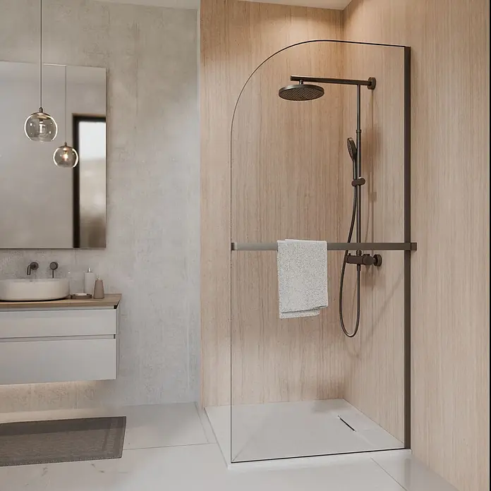 SCHÖNER WOHNEN-Kollektion Duschwand Walk In Yuna mit Bogen Industrial Klar hell - Industrial - Elegante, schwarz gerahmte Glas-Duschwand mit Handtuchstange und dunklem Duschsystem in einem modernen Bad.