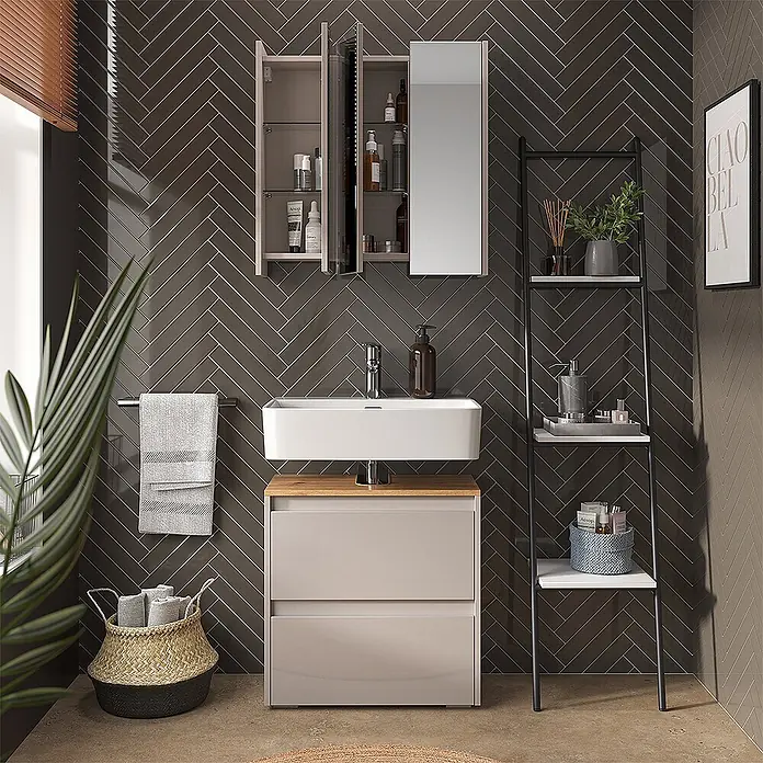 Vicco Badmöbel-Set Majest Cashmere 2 Teile - Cashmere, Matt - Moderner Badwaschtisch mit hellbeigen Schubladen, Holzplatte, weißem Rechteckwaschbecken und Chromarmatur, vor dunklen Fischgrätfliesen.
