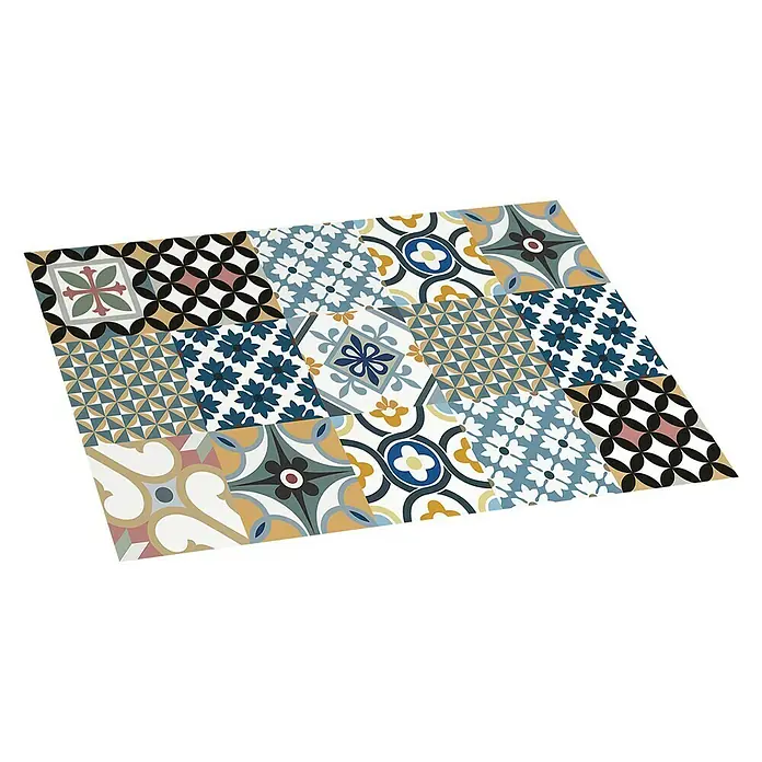 Alfombra de vinilo Croma Hidra - Multicolor, 75 x 45 cm - Primer plano de una pegatina decorativa rectangular para azulejos de pared con un colorido diseño de mosaico geométrico sobre un fondo negro.