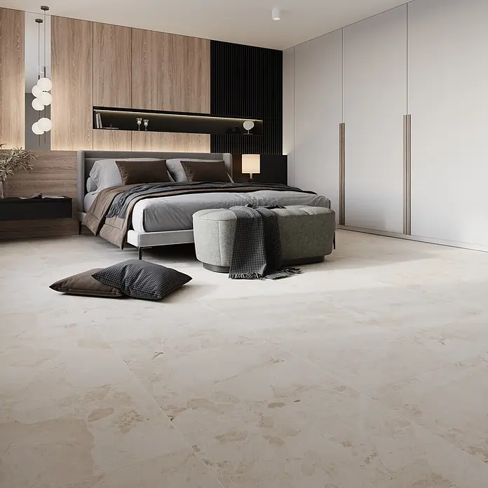 Feinsteinzeugfliese Peru - 60 x 120 cm, Beige, Matt - Hellbeige Bodenfliesen in Marmoroptik in einem modernen Schlafzimmer.