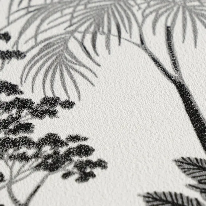 A.S. Création Cuba 2 Vliestapete Wald - Grau-Schwarz, Floral, 10,05 x 0,53 m - Nahaufnahme eines weißen, texturierten Stoffes mit schwarz-grauen, gestickten Palmblättern und anderem Blattwerk.