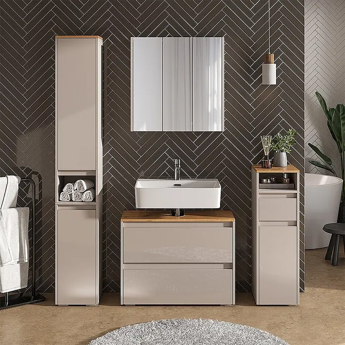 Vicco Badmöbel-Set Majest Cashmere 2 Teile - Cashmere, Matt - Glänzendes beiges Badmöbel-Set mit Holzdetails, bestehend aus hohen und niedrigen Schränken sowie einem Waschtisch mit Spiegel in einem modernen Bad.
