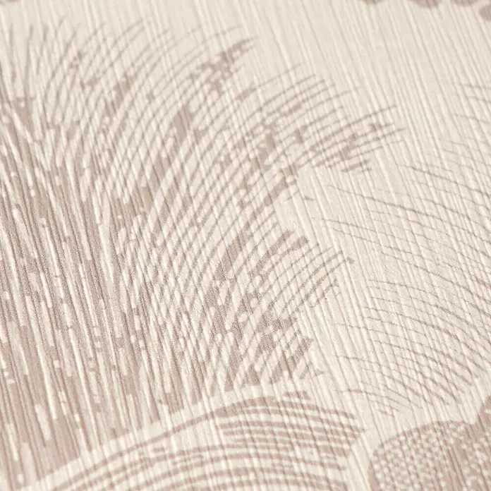 A.S. Création Pintwalls 3 Vliestapete Natur - Beige-Weiß, Floral, 10,05 x 0,53 m - Nahaufnahme beigefarbener Strukturtapete mit feinem Streifenmuster und einem überlagerten hellbraunen Palmenblatt-Design.