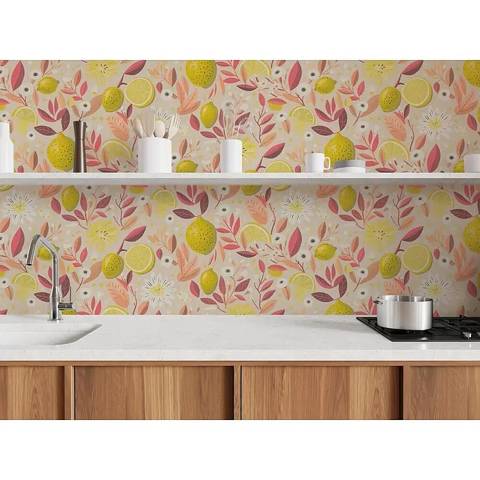 A.S. Création Pintwalls 3 Vliestapete Zitronen - Gelb-Koralle, Floral, 10,05 x 0,53 m - Zitronen- und Blumenmuster-Küchenrückwand in einer hellen Küche mit weißen Arbeitsplatten und Holzschränken.